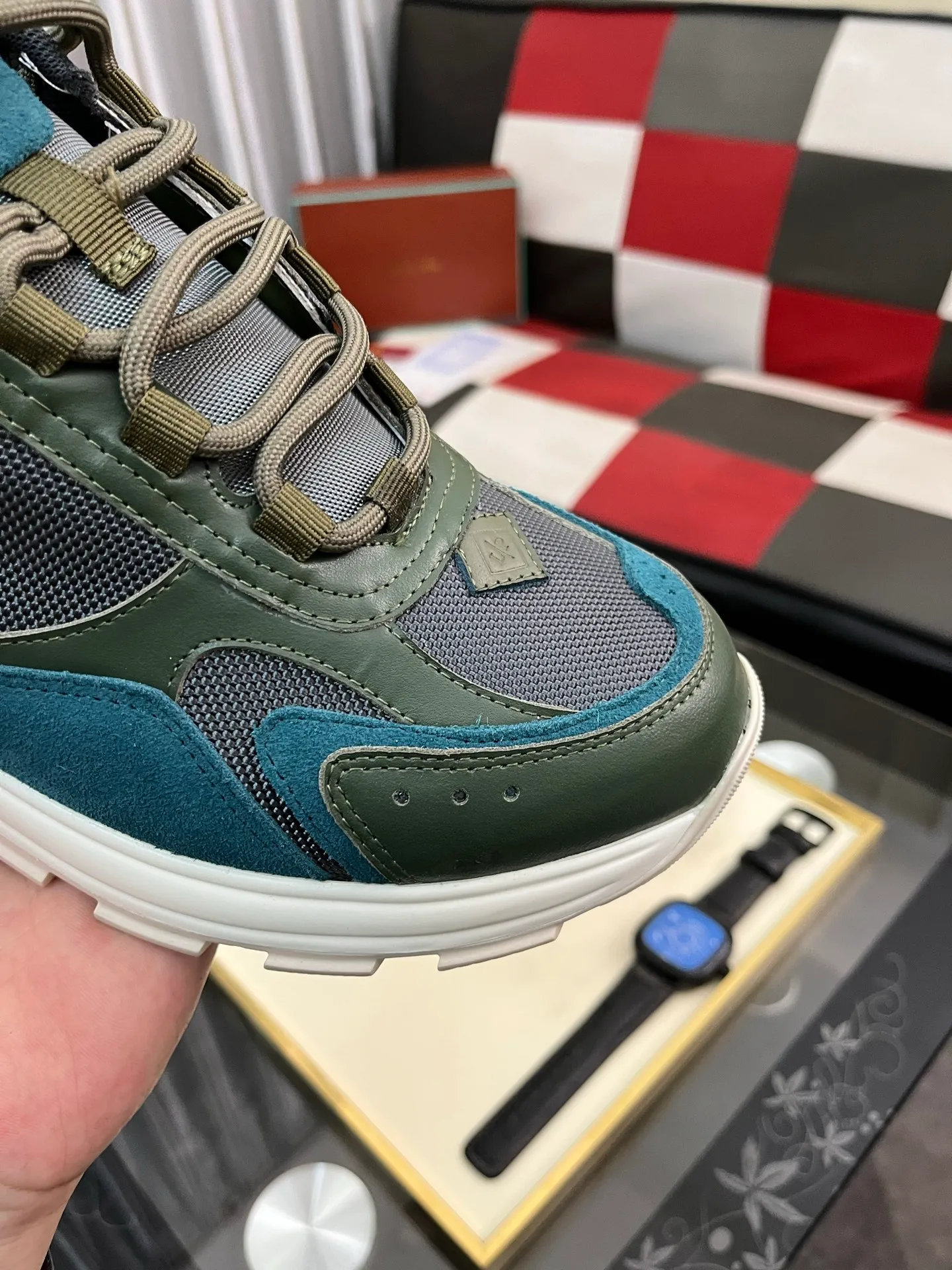 Men's shoes 💰520 ⌚️⌚️ Loro Piana's classic popular lp top version of Pili casual shoes. It turns out that these are the casual shoes that are said to be able to walk 20,000 steps without tiring your feet. This pair has both good looks and feel. You will be completely lost as soon as you step on it ~ The minimalist design is eye-catching and durable, and it is a bonus for dressing. The soft feeling on the feet has outstanding texture, and it is very nice without abrasion on the feet. The soft and waxy soles make it easy to wear for daily use for a long time. Who can resist a pair of versatile and good-looking loafers? Don't be too elegant at all, the feel and texture of the feet are good, the key is to make the legs look longer and not tire the feet, the main thing is that it is just right!        Material: Original cowhide Lining: Original sheepskin Outsole: Original sole Size: 38-44